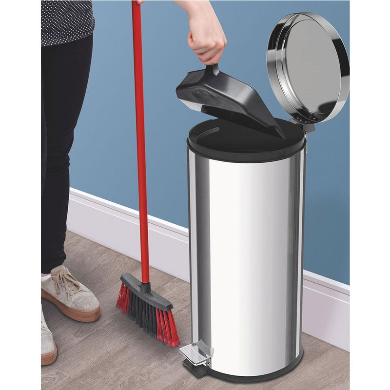 Lixeira-com-Pedal-Tramontina-Brasil-30-Litros-com-Balde-Interno-Removivel-e-Acabamento-Inox-Polido